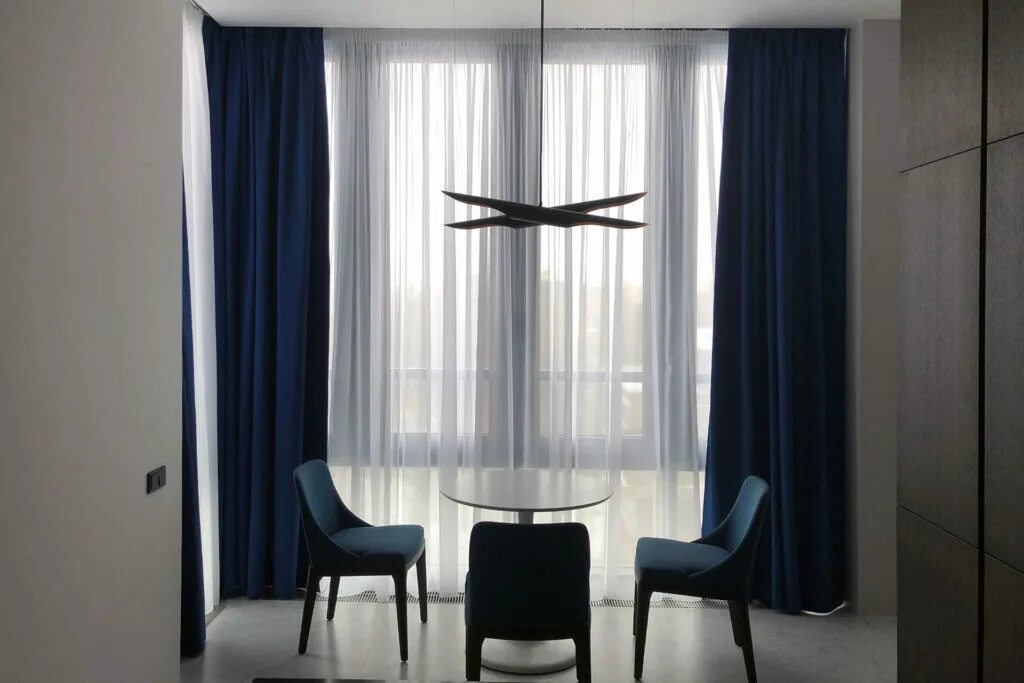 Синие шторы на люверсах в гостиной. Шторы в интерьере. Темно синие шторы. Синие портьеры. Синий театральный занавес.