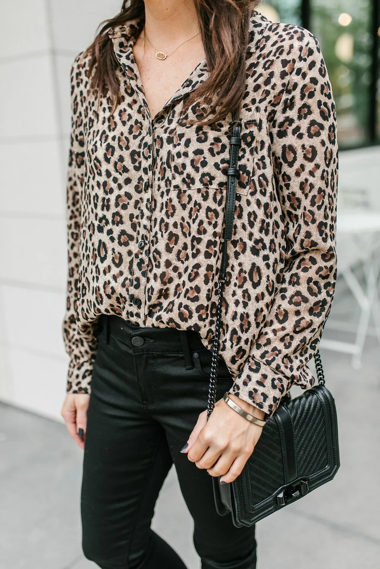 Леопардовая рубашка и джинсы фото Leopard print sheer blouse Vintage Wardrobe Fashion, Womens fashion, Outfits