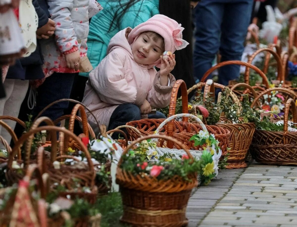 Пасха в украине 2024 году какого числа. Пасха гуляния. Корзинка на Пасху в Церковь. Празднование Пасхи. Пасхальная корзинка в Церковь.