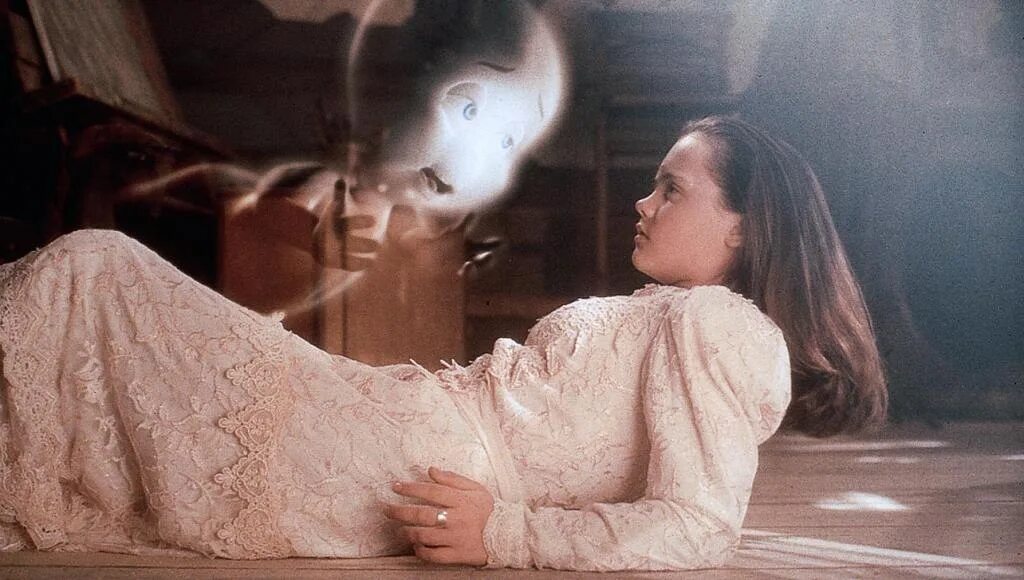 The enfield haunting 2015. Девушка призрак. Фильм призраки в коннектикуте 2 тени прошлого. Эффект призрака. Привидение про девочку.