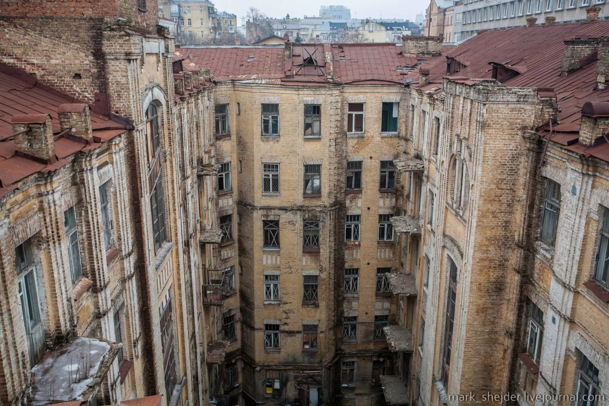 Поврежденный дом в санкт петербурге. Трущобы Васильевского острова. Санкт Петербург дворы колодцы обшарпанные. Питер центр обшарпанный. Петербургские трущобы Васильевский остров...