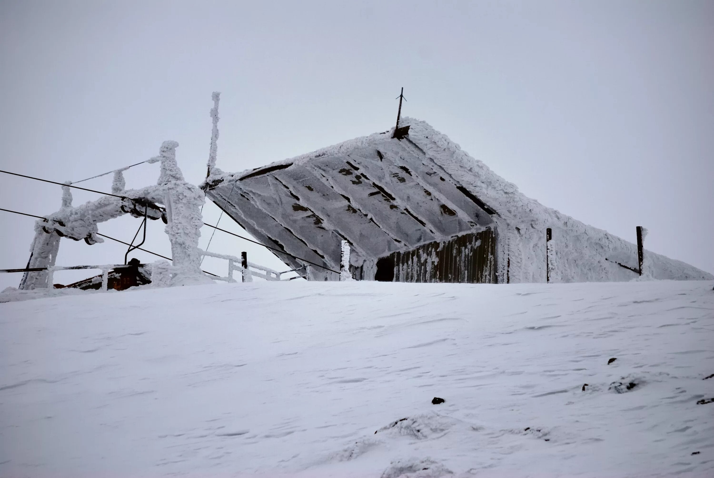 Кировск занесло снегом. Дом занесло снегом. Заволокло снегом. Армению занесло снегом.