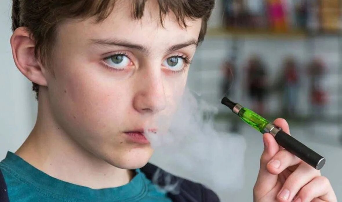 Заболевания среди подростков. Podrostok kurit. Электронные сигареты у подростков. Курение подростков. Курящий подросток.