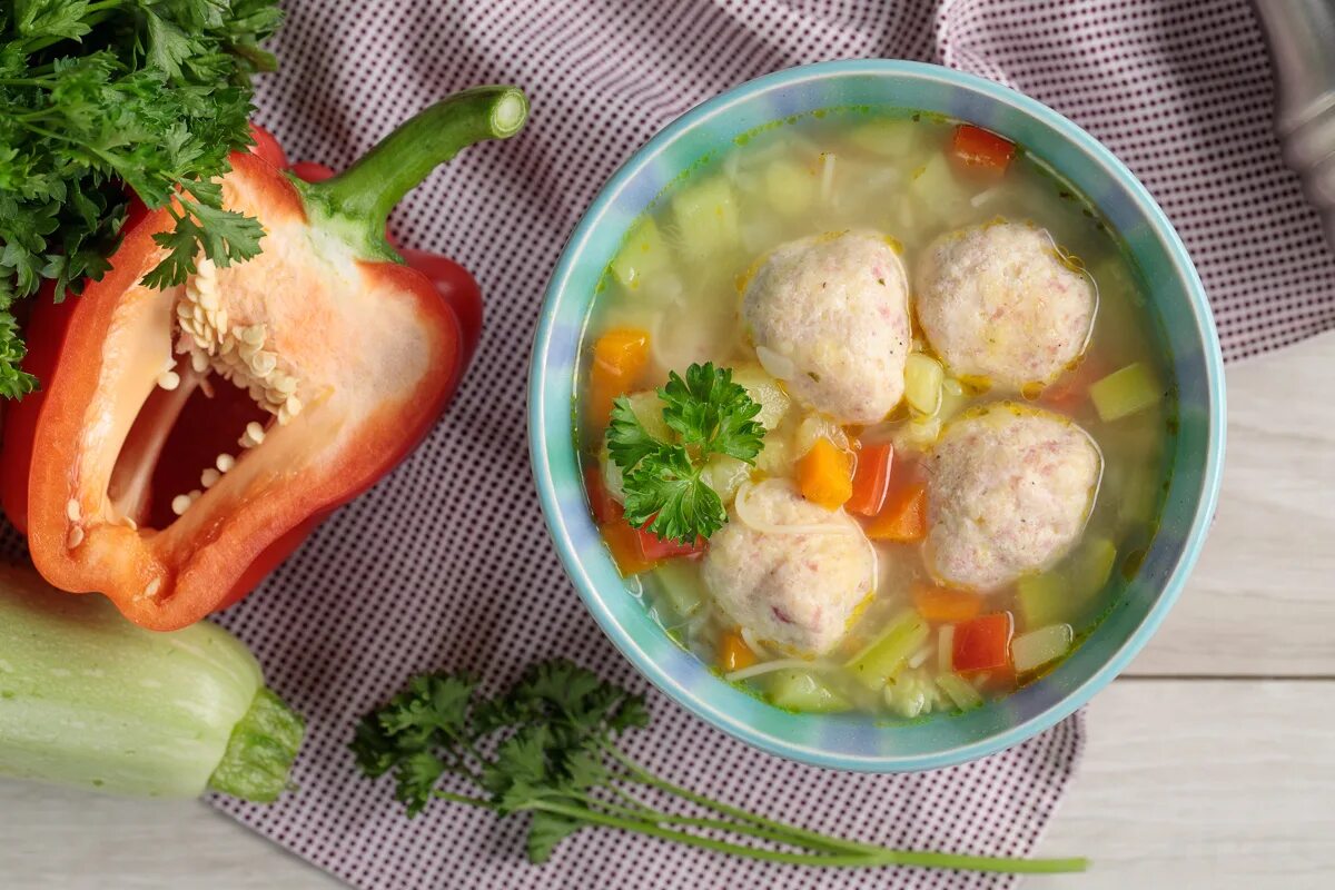 Суп из цветной капусты рецепты. Суп с кабачками и фрикадельками. овощи для летних супов. диетический суп с фрикадельками. суп из кабачков с фрикадельками.