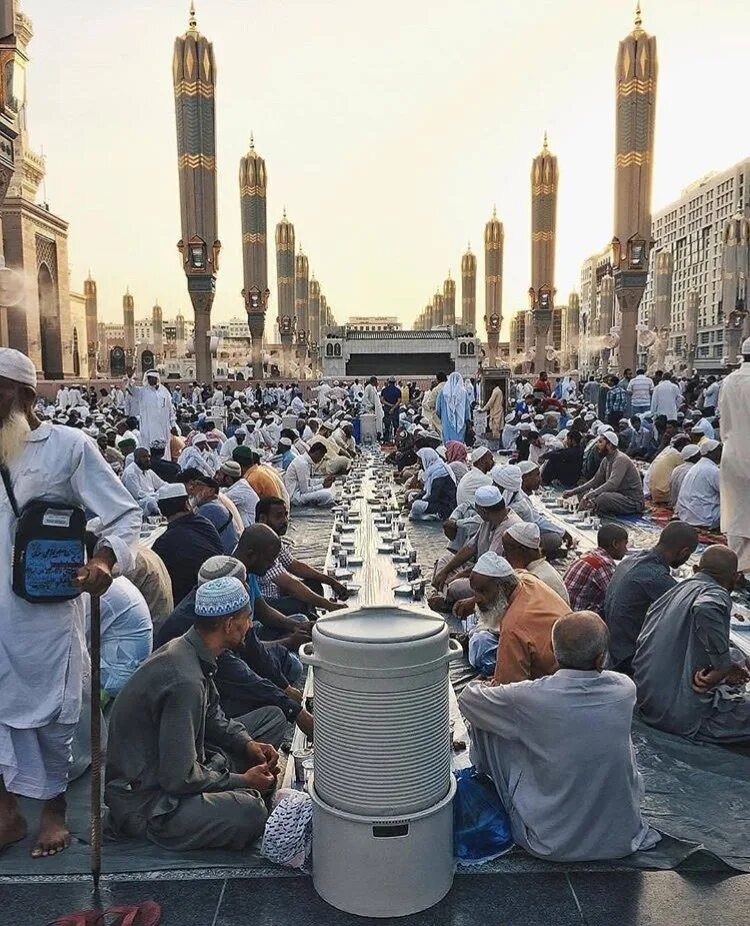 Ифтар в мекке. Медина ифтар. Рамазан в Мекке. Iftar Makkah Kaaba.