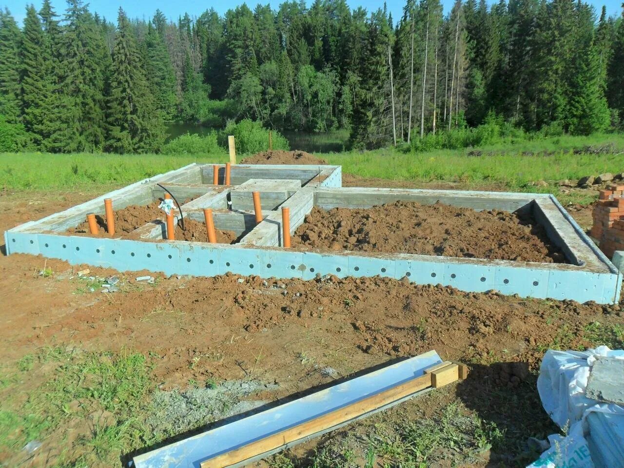 Несъемная опалубка для ленточного фундамента. Фундамент под теплицу. Фундамент для теплицы. Ленточный фундамент для теплицы. Фундамент для теплицы из поликарбоната.