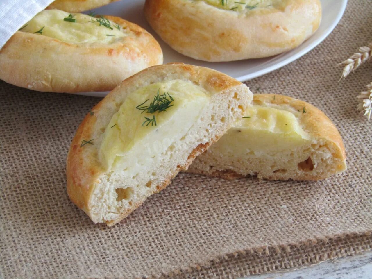 Шаньги с картошкой. Шаньга картофельная. Северные шаньги. Королевская шаньга. Шанежки с картошкой.
