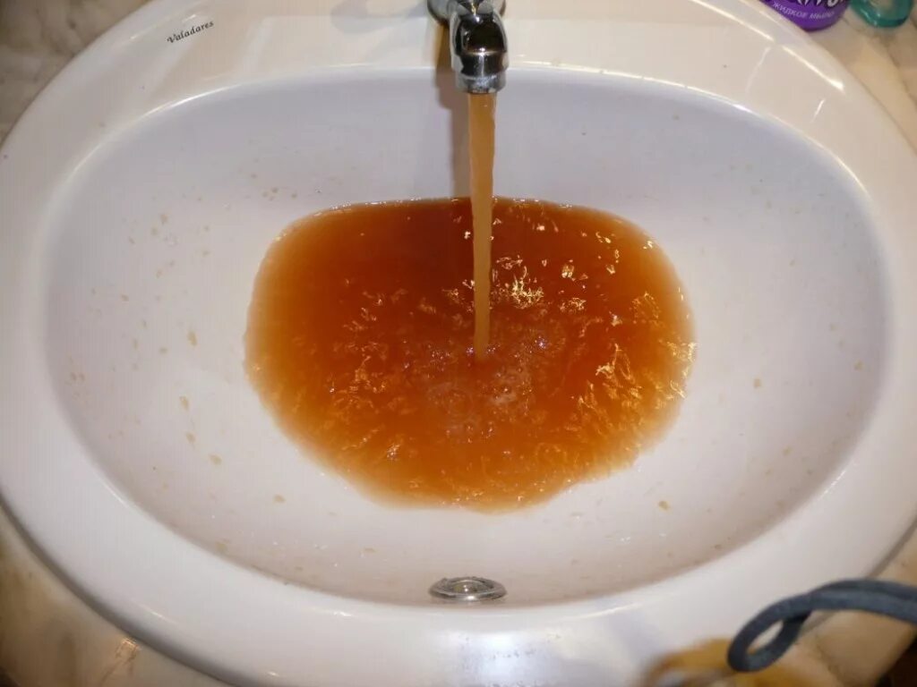 Коричневая вода в ванной. Ржавая вода из крана. Грязная вода из крана саратов. Коричневая вода в ванной. Идет ржавая вода.