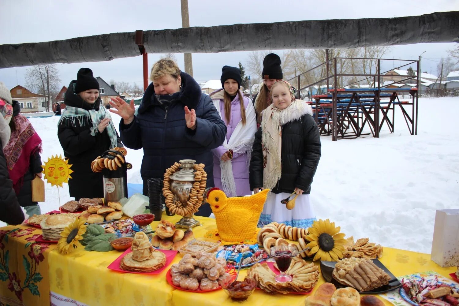 Масленица в школе. Ярмарка на Масленицу в школе. Широкая Масленица в школе. Масленица хоровод. Стол на ярмарку в школе масленица