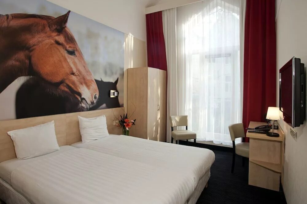 Хорс отели. Красная лошадь мотель. Iron Hotel. Лошадь в комнате снов Линч. Iron in a Hotel.