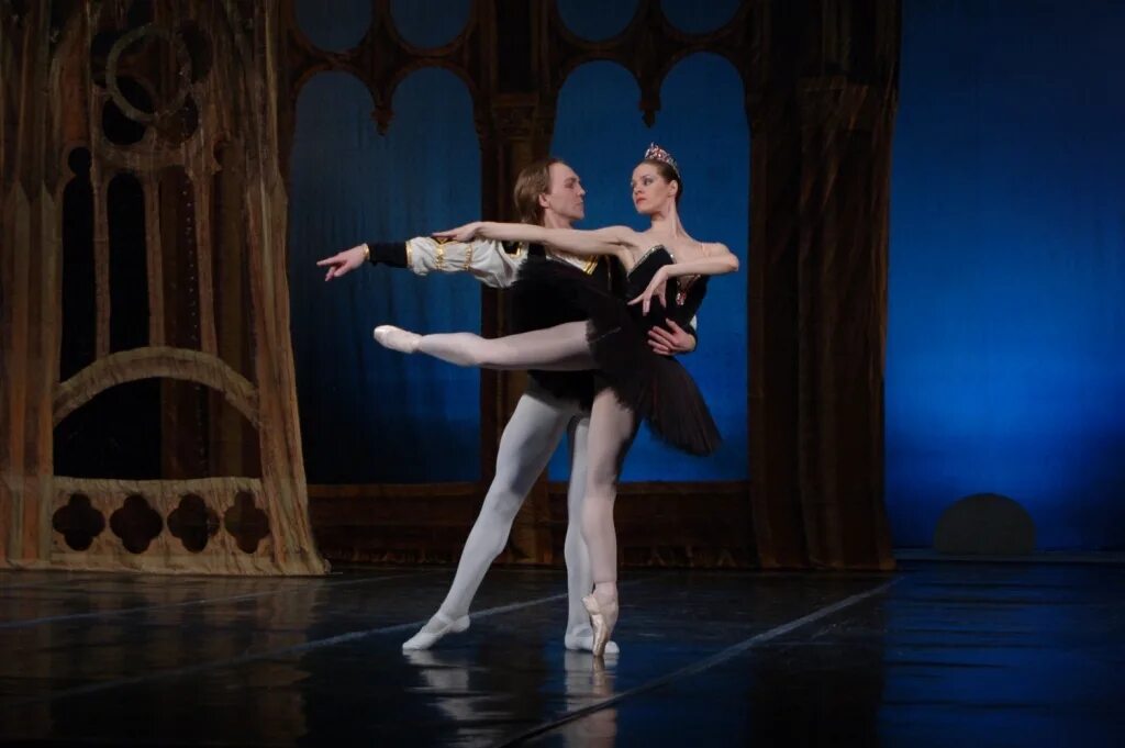 Цискаридзе принц зигфрид. Соперница одиллии 6 букв. Балет лебединое озеро одиллия. Майя плисецкая черный лебедь. Соперница одиллии 6 букв.