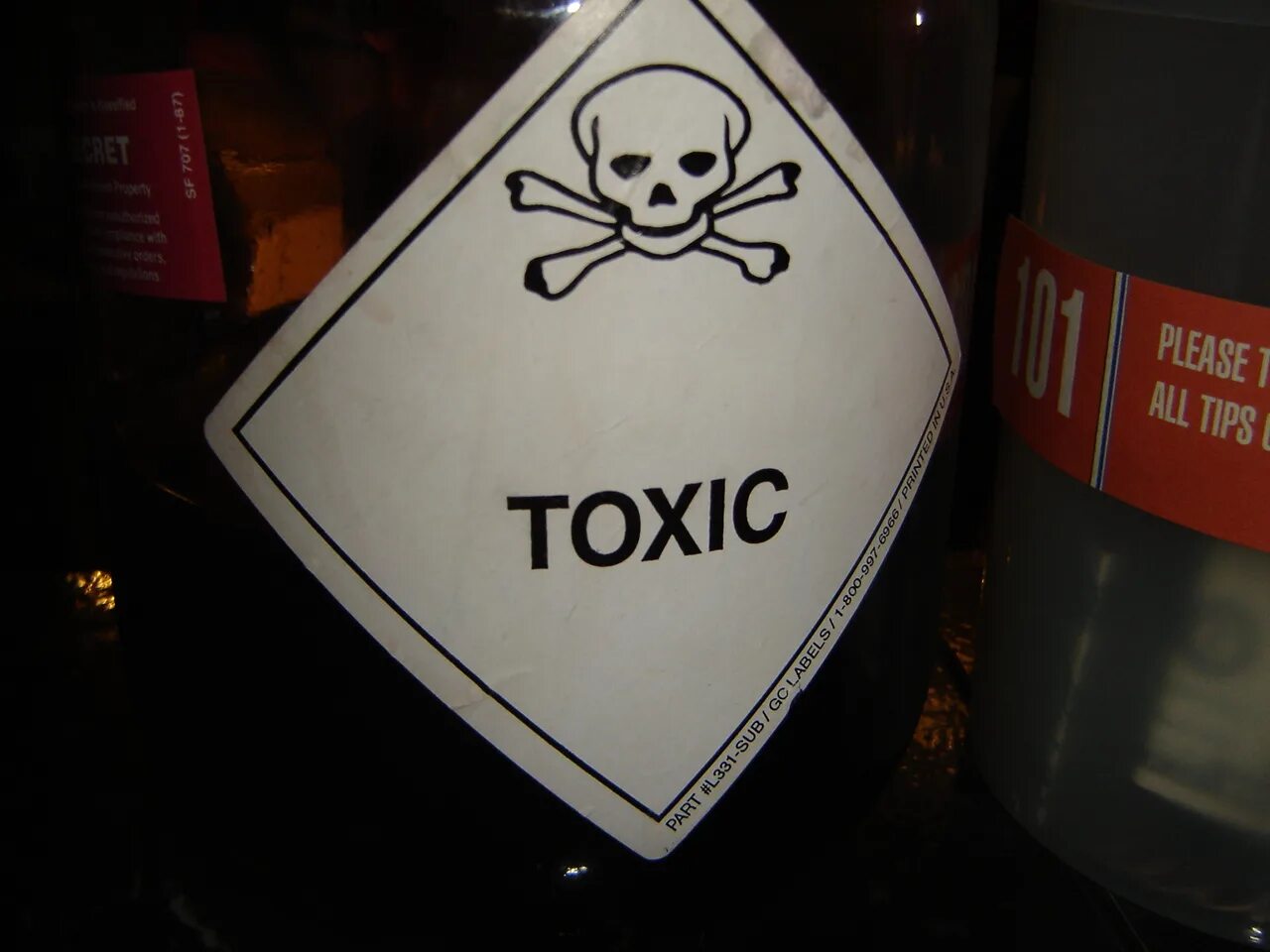 Toxic Энергетик. Токсик напиток. Токсичный Дринк. Значок от токсических веществ.