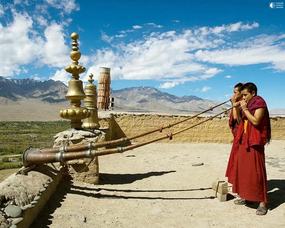Почему индийские монахи делали посох многогранным. Тибет Непал бутан Гималаи. Гималаи Тибет монахи. Желтошапочники Тибет. Буддисты в Гималаях.