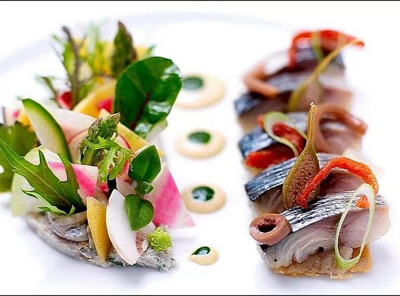 Закуска из сельди в ресторане. Сельдь современная подача. Сельдь под шубой. Закуска селедка с картошкой. Сельдь «рольмопс» (литовское национальное блюдо).