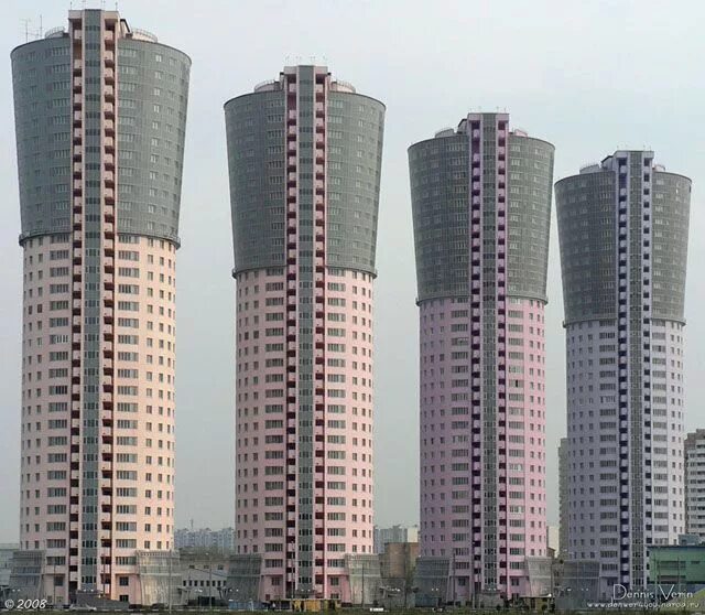 Дуплекс с гаражом посередине. Дом близнецы с гаражом. Дом близнецы. Одинаковые здания. Красивые многоэтажные дома.