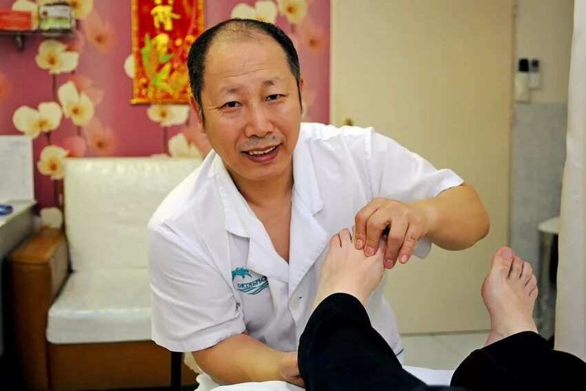 Китайский центр здоровья. Доктор Чжан иглоукалывание. Чжан Чунь иглоукалывание. Китайский доктор.