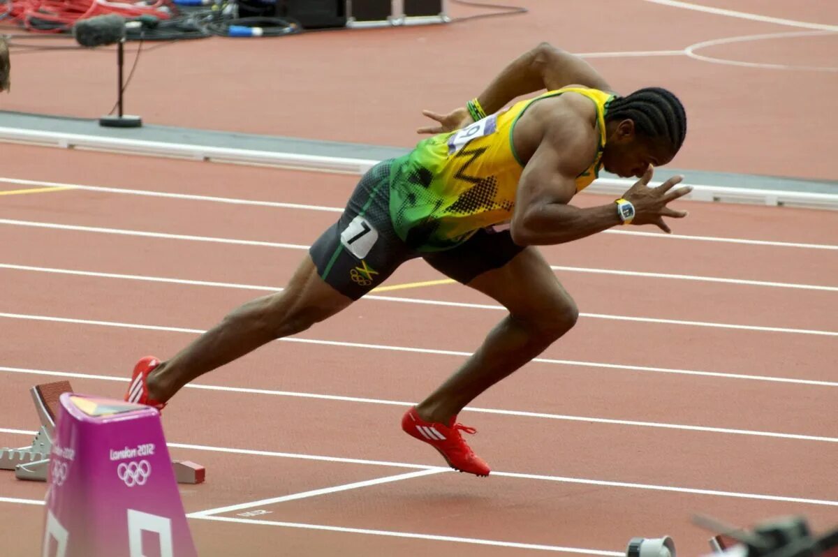 Купить бегуны. Усейн болт 200 метров. Yohan Blake. Усейн болт 100 метров мировой рекорд. Легкая атлетика спринтерский бег старт.