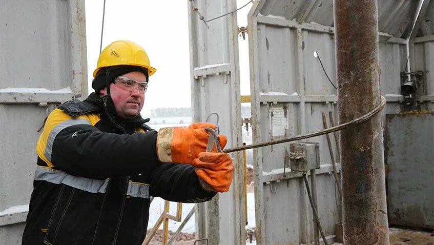 Вакансий помощник буровой установки. Помбур КРС Роснефть. Помощник бурильщика эксплуатационного и разведочного бурения. Буровик профессия. Рабочий на буровой.