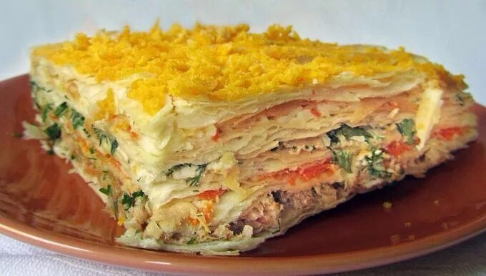 слоеный закусочный торт с курицей. закусочный торт наполеон. закусочный торт «наполеон» snack cake ". торт грибной наполеон. слоеный закусочный торт с курицей.