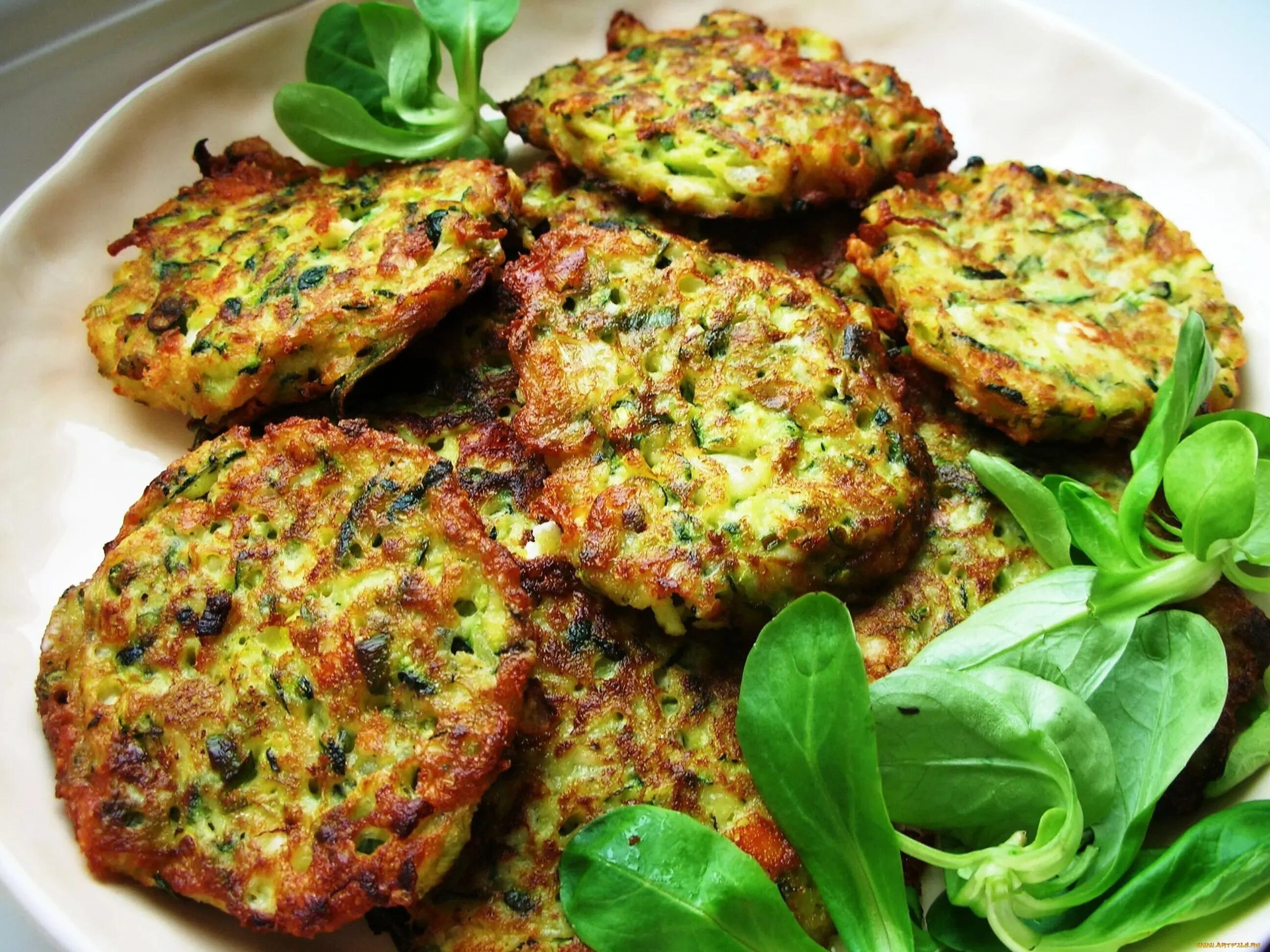 Блюда из цукини рецепты быстро и вкусно. Блюда из кабачков. кабачковые оладьи. необычные блюда из кабачков. кабачковые оладьи в духовке.