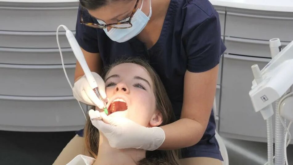 Анестезия инфильтрационная sta. Компьютерная анестезия в стоматологии. Компьютерный шприц в стоматологии. Компьютерный наркоз в стоматологии.