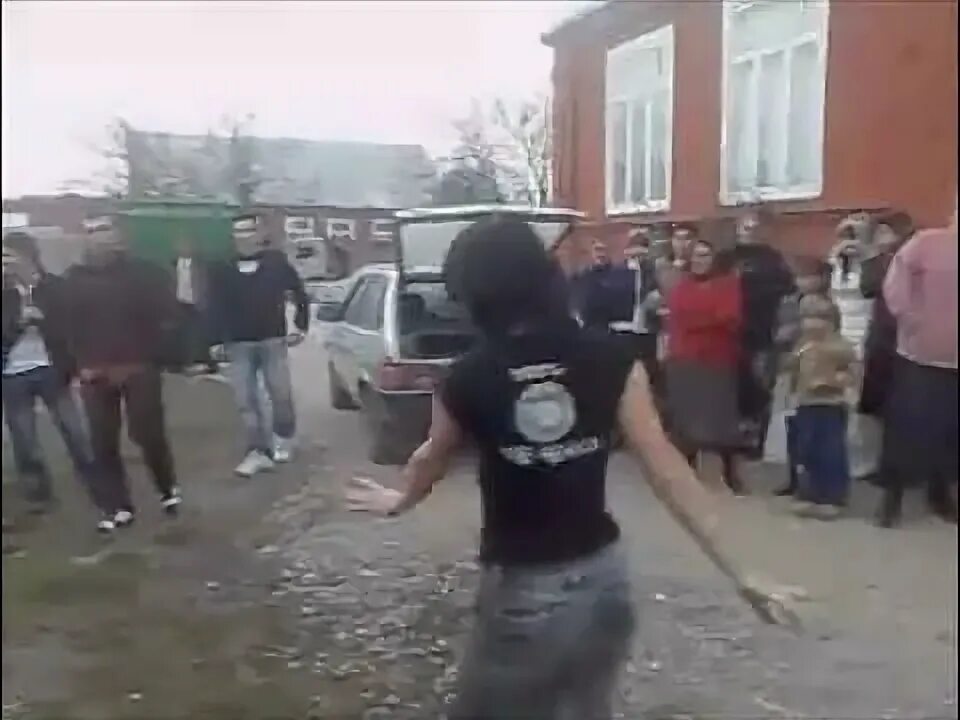 Видео чеченцы с девушками. Ловзар чеченский. Чеченские девушки гуляют. Чеченские девушки танцуют лезгинку видео. Кавказская девушка танцует.