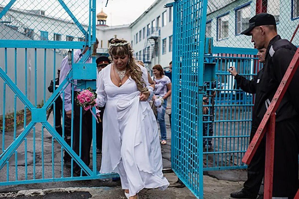 Заключенные женихи. Свадьба в тюрьме. Свадебное платье в тюрьме. Свадьба в женской колонии. Женщины в тюрьме свадьба.