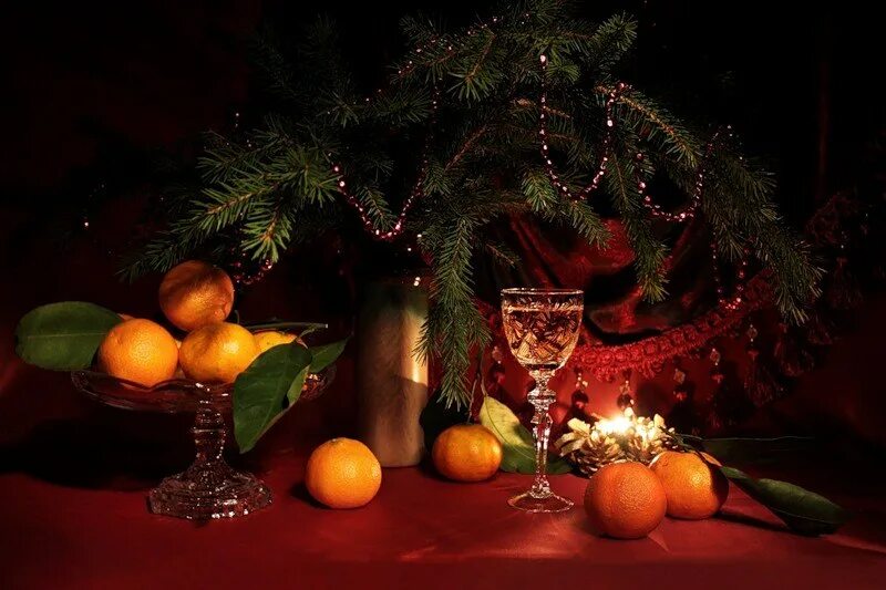 Картинки с новым вечером. Новогодний мандарин.. Мандарины новый год. Новогодний натюрморт с мандаринами. Приятного новогоднего вечера.