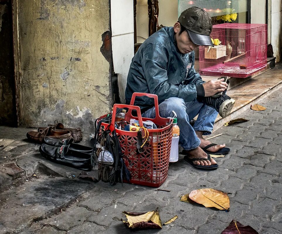 Чистильщик разбор. Бангладеш чистильщик каналов. Чистильщик производственных цехов. Разбор слова по составу разобрать. Чистильщик разбор.