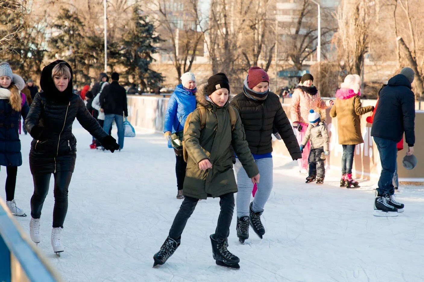 Каток прайд красноармейский. Красноармейский район каток. Каток Волгоград Красноармейский район. Прайд каток Волгоград Красноармейский. Каток город Волгоград Красноармейский район.