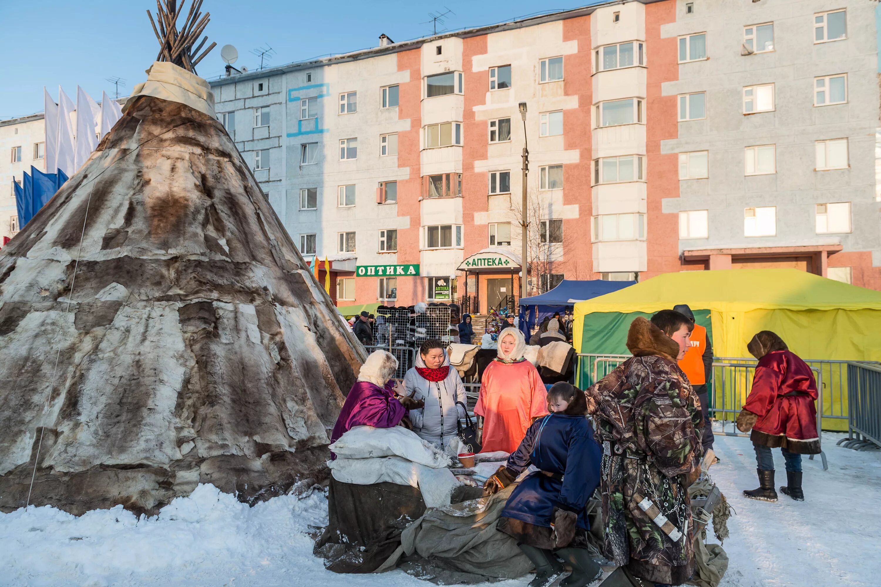 День севера новый уренгой. Праздник народов севера город новый Уренгой. Новый Уренгой площадь. Новый Уренгой площадь города.