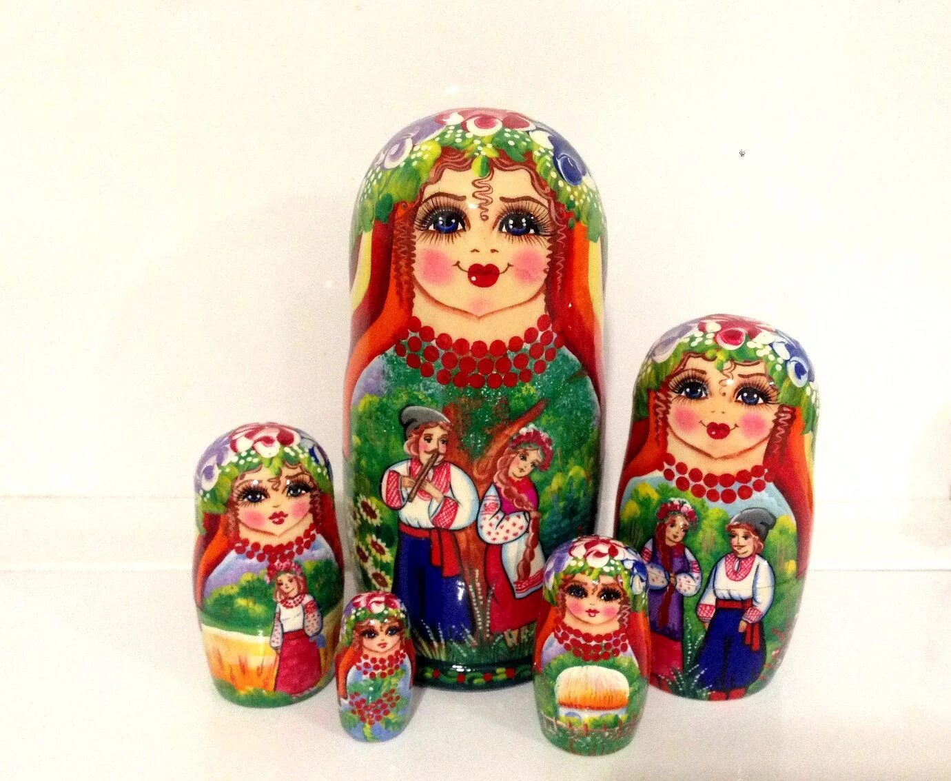 Украинская матрешка. Игрушки рождественный матрешки. Матрешка деревянная игрушка. Матрешка символ россии. Матрёшки в украинском стиле.