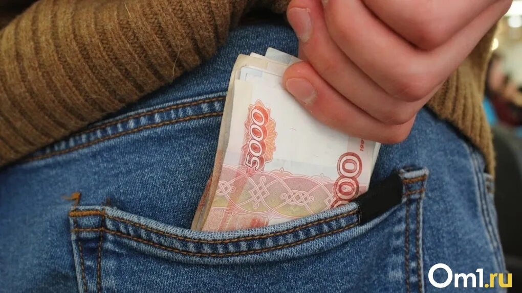 Раздача купюра. Как выглядят деньги в новосибирске. Без денег новосибирск. Мужчина ьезденег. Без денег новосибирск.