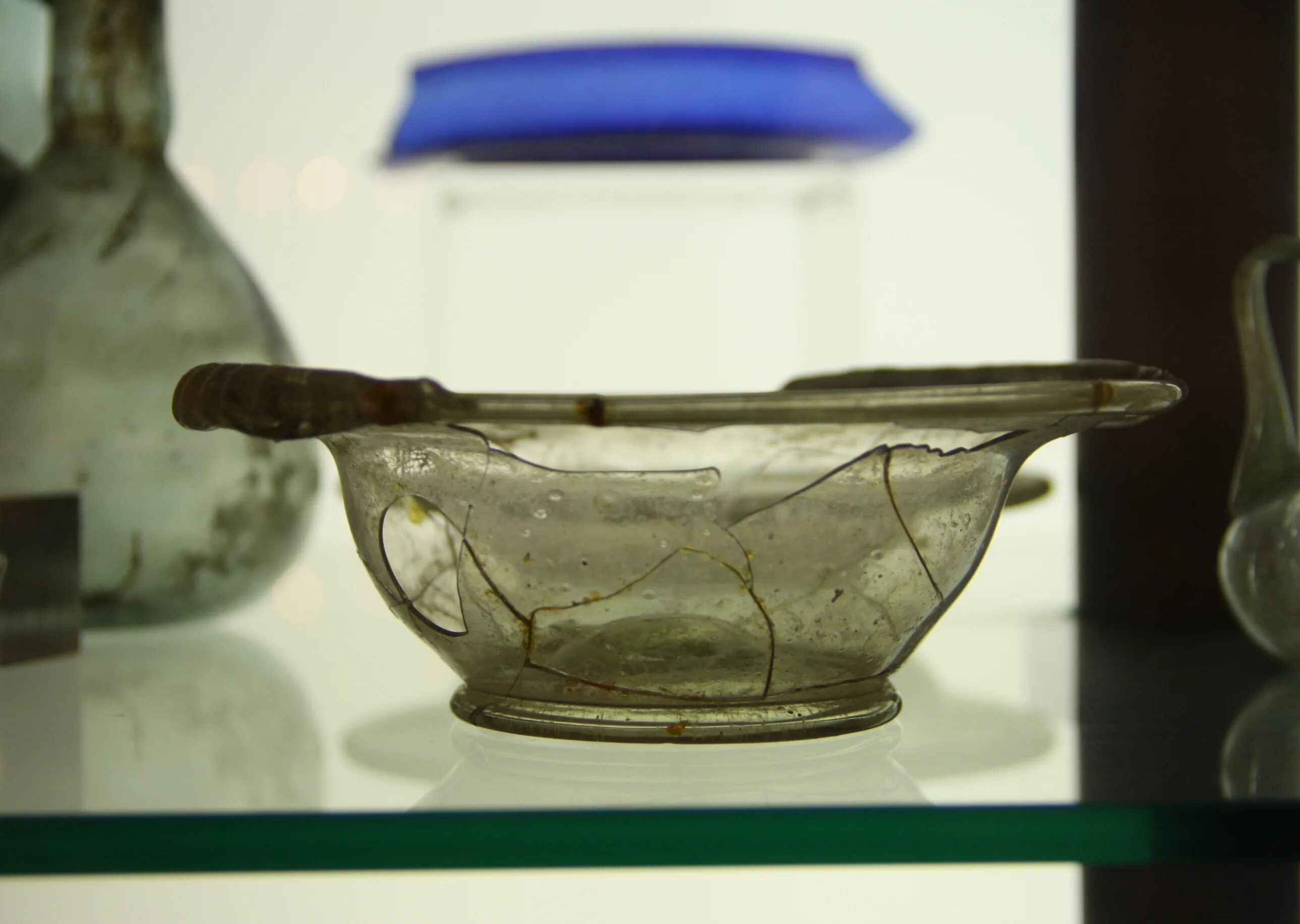 T me glass pdf. Roman Glass oenochoe pdf. Venezia Museo Civico do storia natural the Bell Ringer.