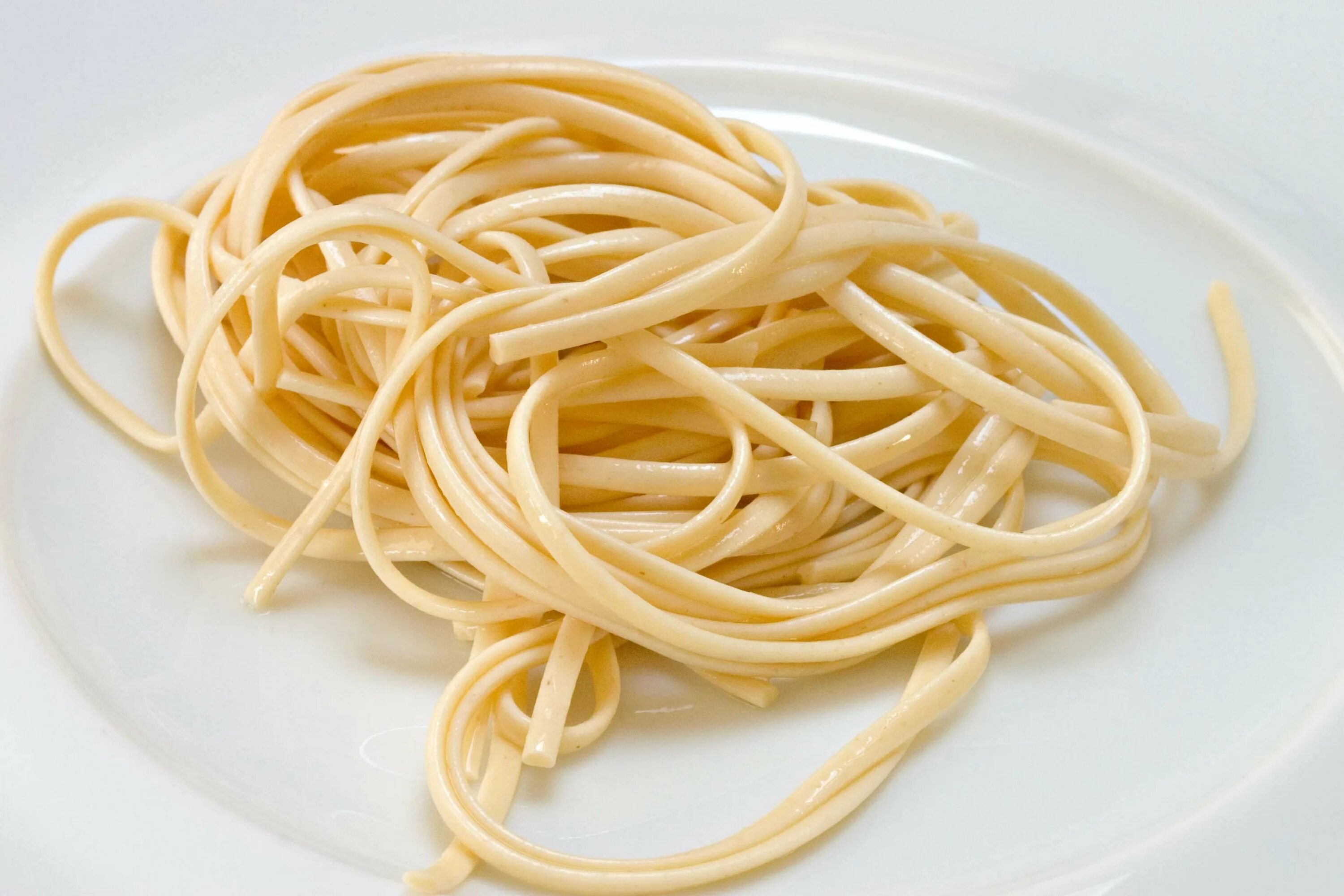 Телевизионные макароны. Толстые спагетти. Белые макароны. Макароны сваренные длинные. Вермишель вареная.