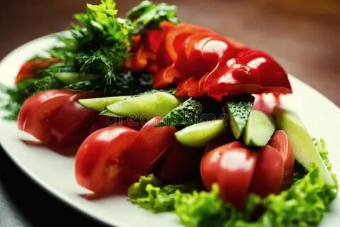 Тарелка с овощами на стол