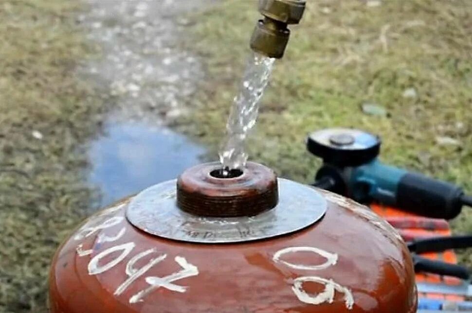 Газовый баллон пахнет газом. Отопление от газового баллона в частном доме. Новый газовый баллон клапан. Газовый баллон пахнет газом. Утечка бытового газа.
