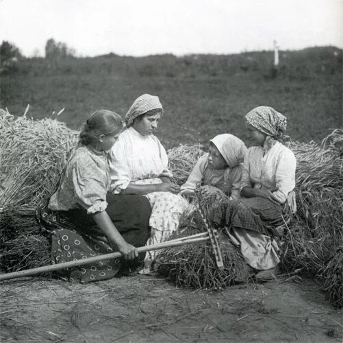 Старые былые времена. Сенокос дети в годы войны 1941-1945. Русские крестьяне. Сенокос в годы войны. Крестьянский труд.