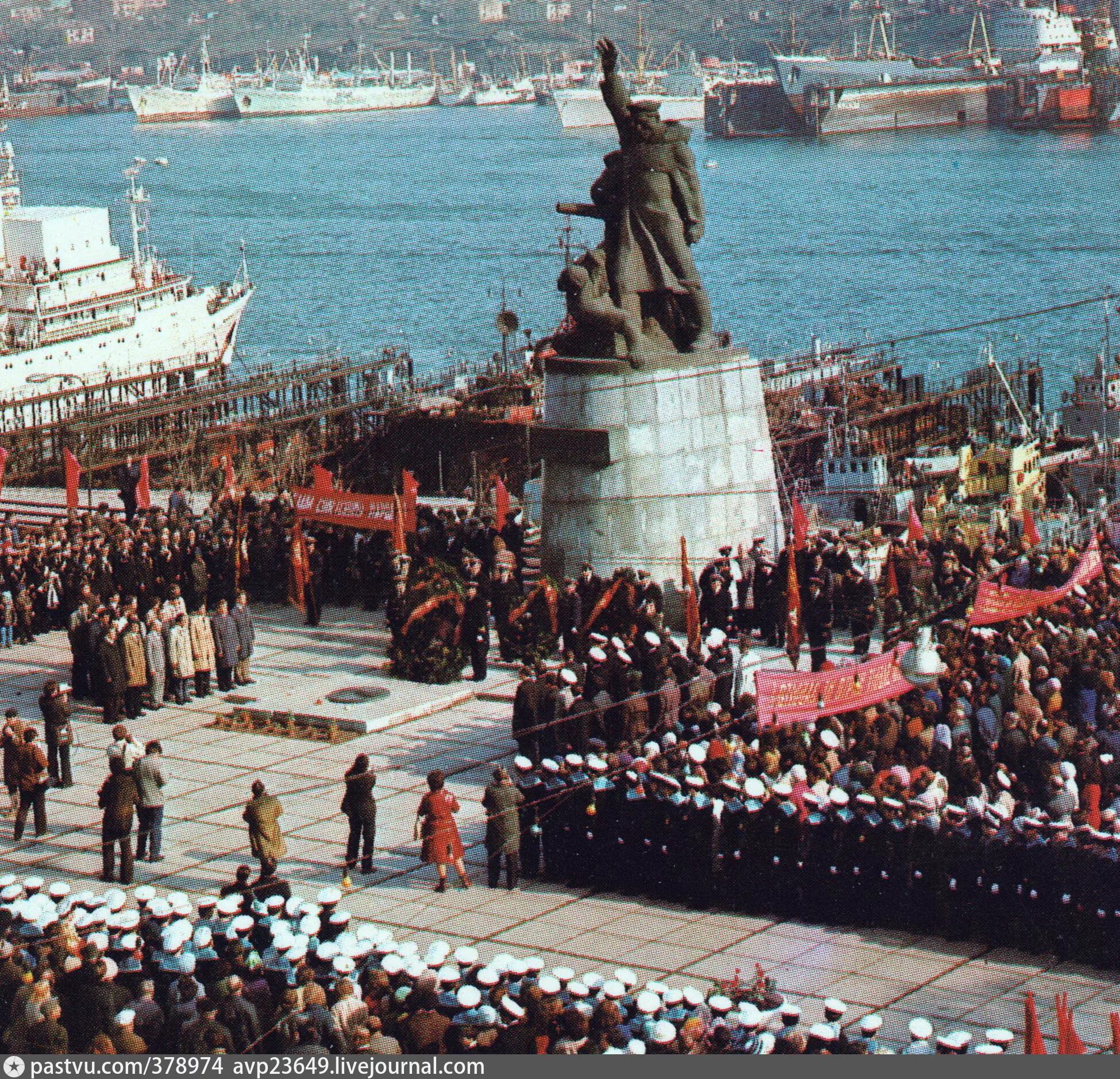 Памятник морякам торгового флота во Владивостоке. Памятник морякам торгового флота 1941-1945 гг Владивосток. Владивосток 1941. Памятник торговому флоту Владивосток. Морякам торгового флота