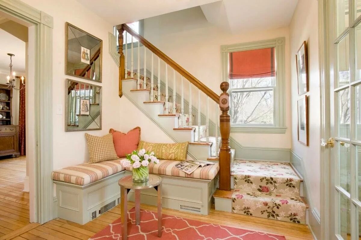 Создать на дому маленькую. Интерьер комнаты с лестницей. Лестница в интерьере. Уютная прихожая в доме. Уютная прихожая в частном доме.