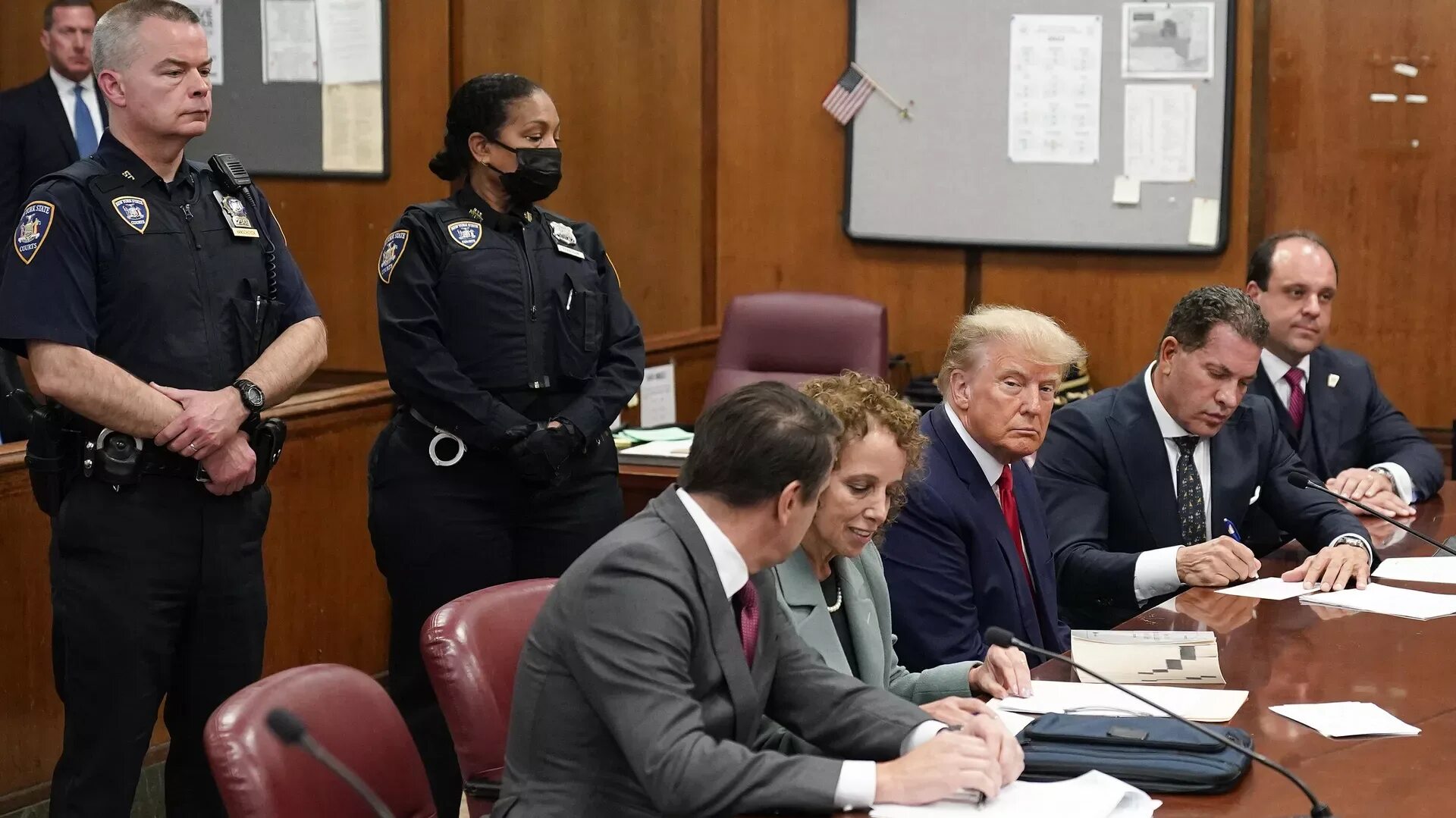 Охрана трампа. Суды трампа. Трамп перед судом. Трамп аррест. Суды трампа.