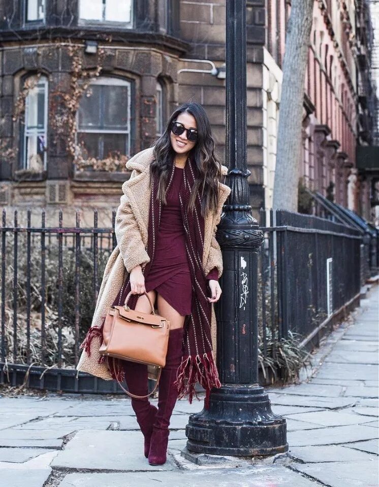 Бургунди цвет. Стильные образы. Бордо, марсала, бургунди. Бургунди цвет одежды. Бордовый костюм с черной водолазкой.