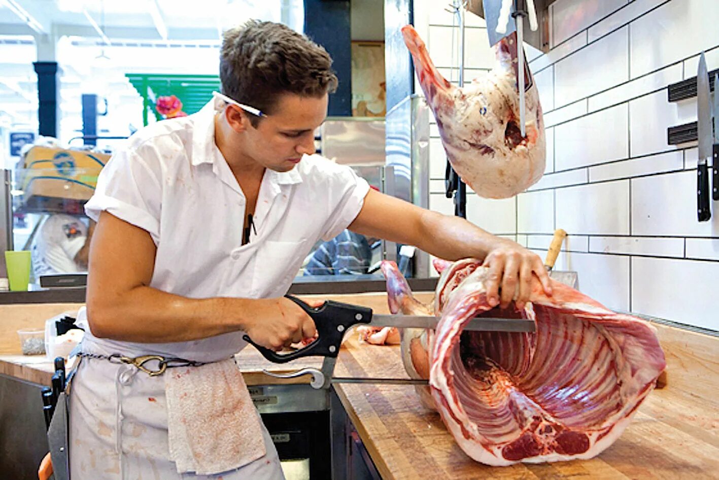 Ищу работа мясник. Ищу работа мясник. Жиловщики и обвальщики мяса. Мясной цех. Ищу работа мясник.