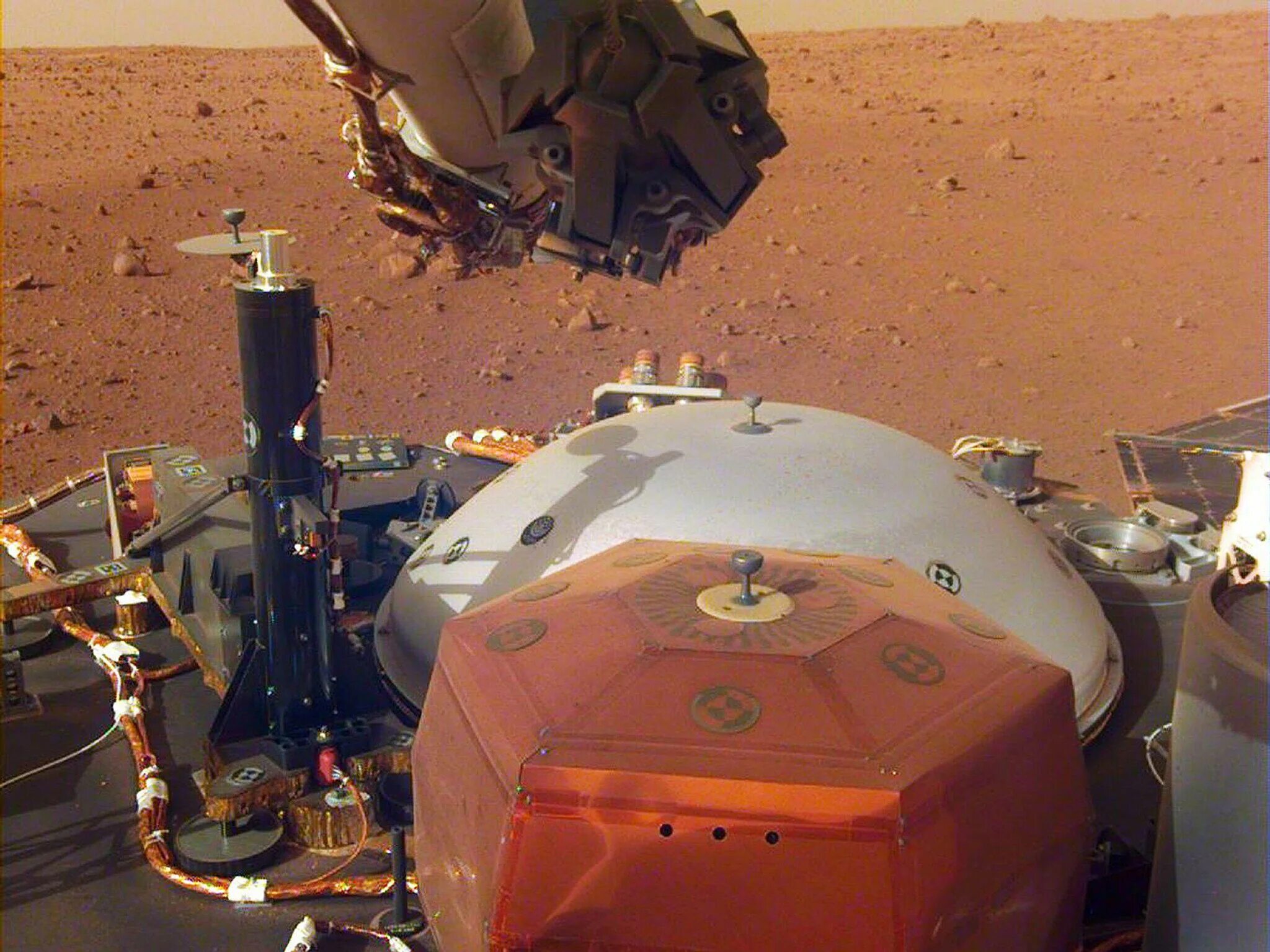 Марсианский зонд. Марсоход космический аппарат Insight. Insight аппарат на Марсе. Зонд Insight Марс снимки. Инсайд Марс НАСА.