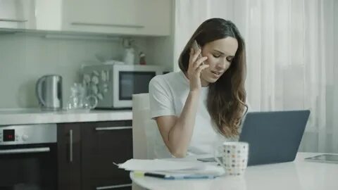 Разговаривать по камере с девушкой