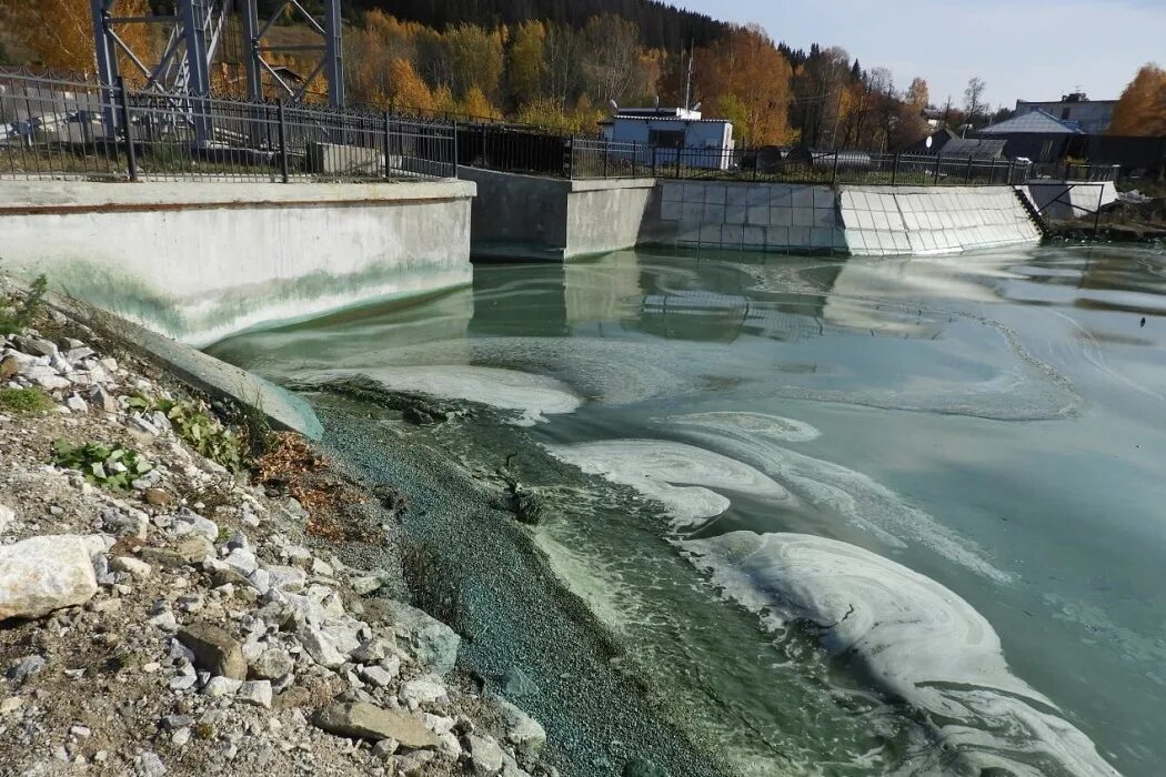 Будка с водой на улице. Черноисточинский пруд нижний тагил. Черноисточинский пруд нижний тагил. Вода тагил. Дамба черноисточинский пруд.