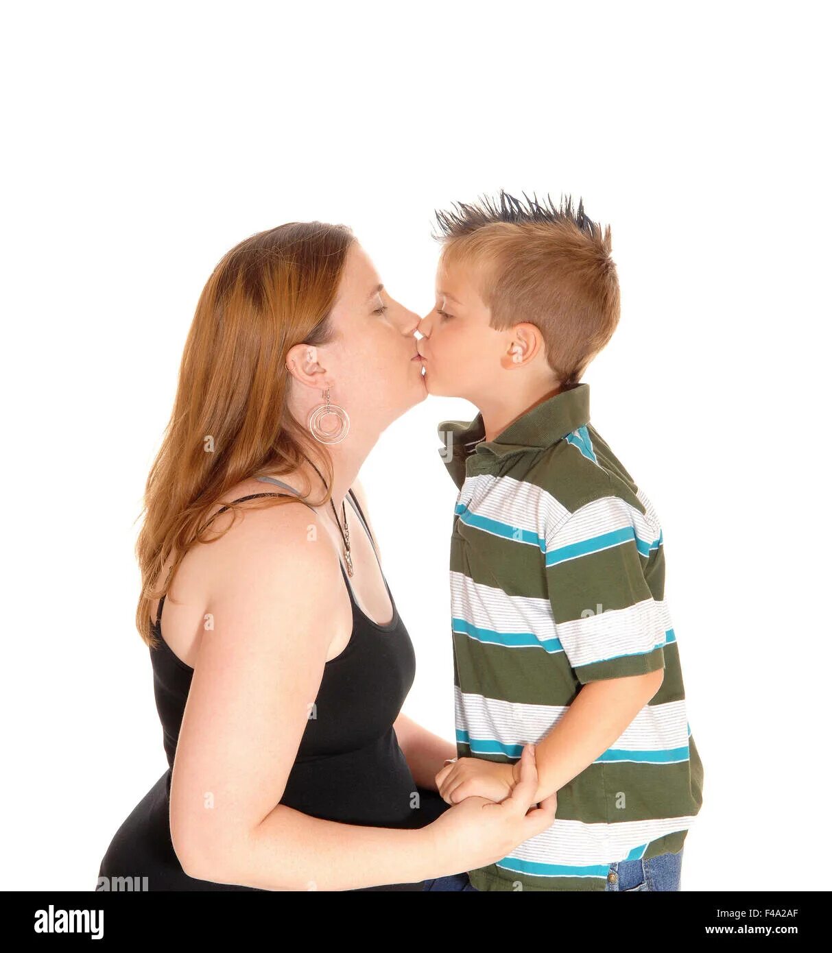 Мом son Kiss. Мальчик целует мать. Поцелуй матери и подростка. Мама целует сына. Мама учит сына целоваться