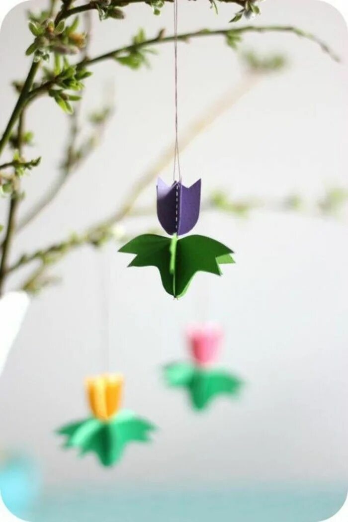 Весенние украшения. Весенний подвесной декор. Подвесные цветы из бумаги. Весенние украшения из бумаги.