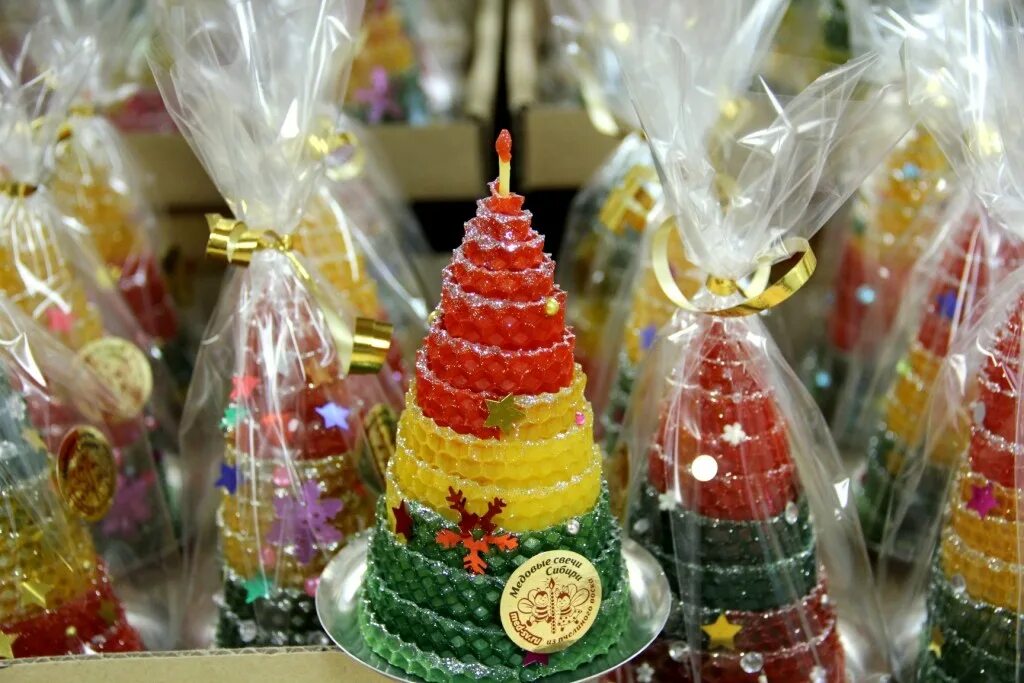 Новогодняя свеча своими руками с елкой. Новогодние свечи из вощины. Свечи вощина елочка. Новогодние поделки со свечами и елкой. Свечи в виде елки из вощины.