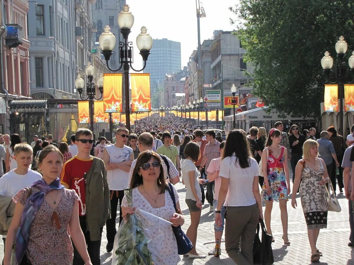 Люди на улице. Люди на улицах Москвы. Люди в городе. Люди на улице лето